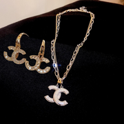 Collana e orecchini modello Chanel